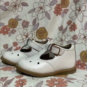 FootMates White Dress Shoes with Tan Soles